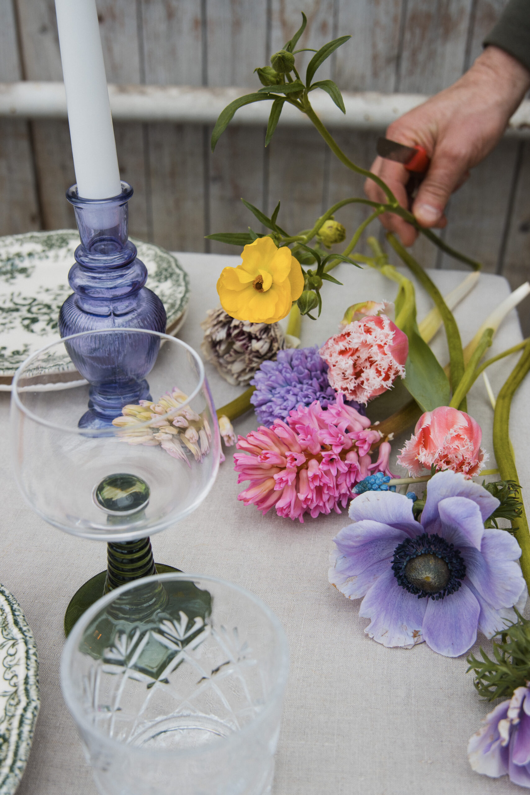 A radiant Easter at an enchanting Easter table