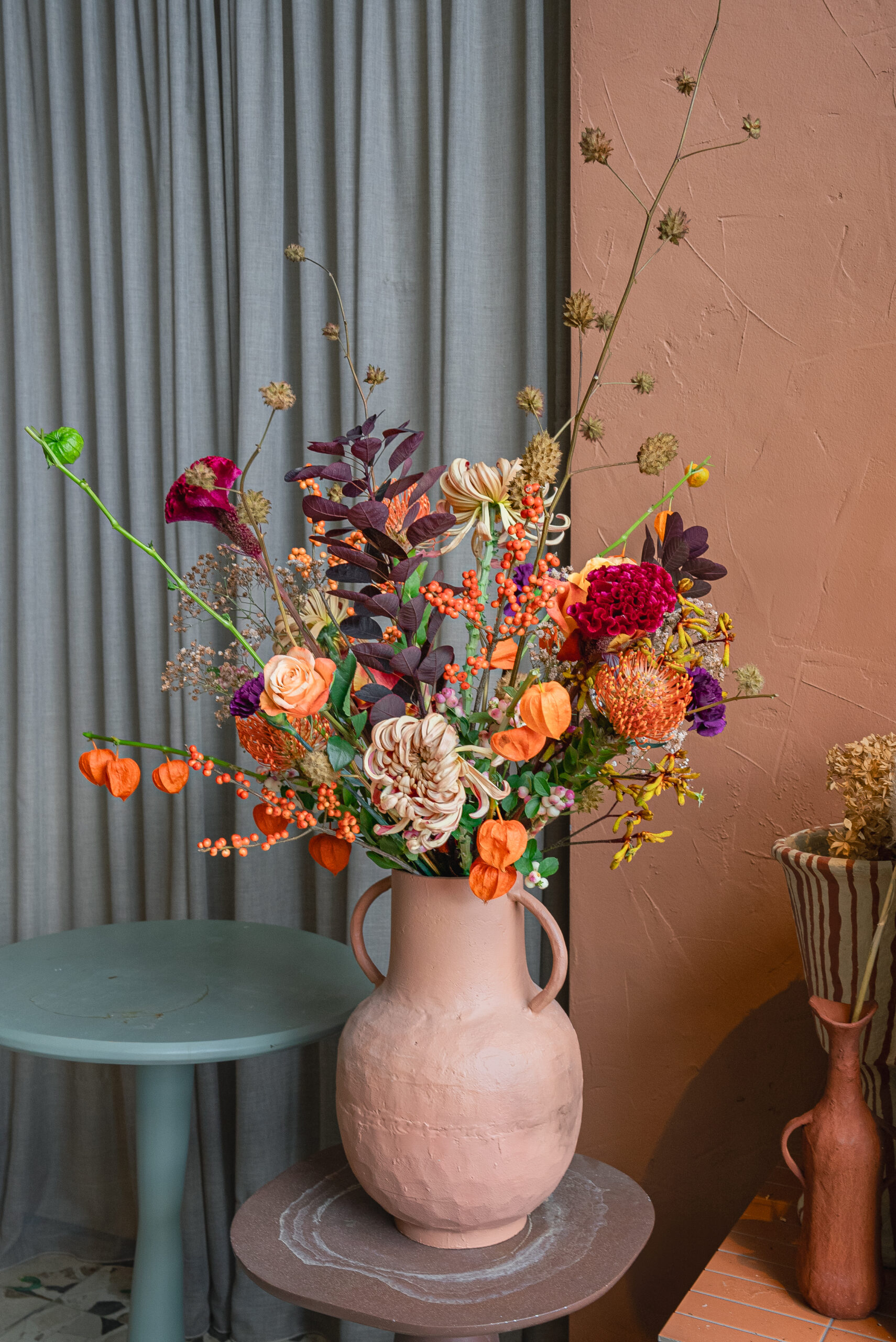 Trendy herfstboeket met exclusieve bloemen en warme herfstkleuren