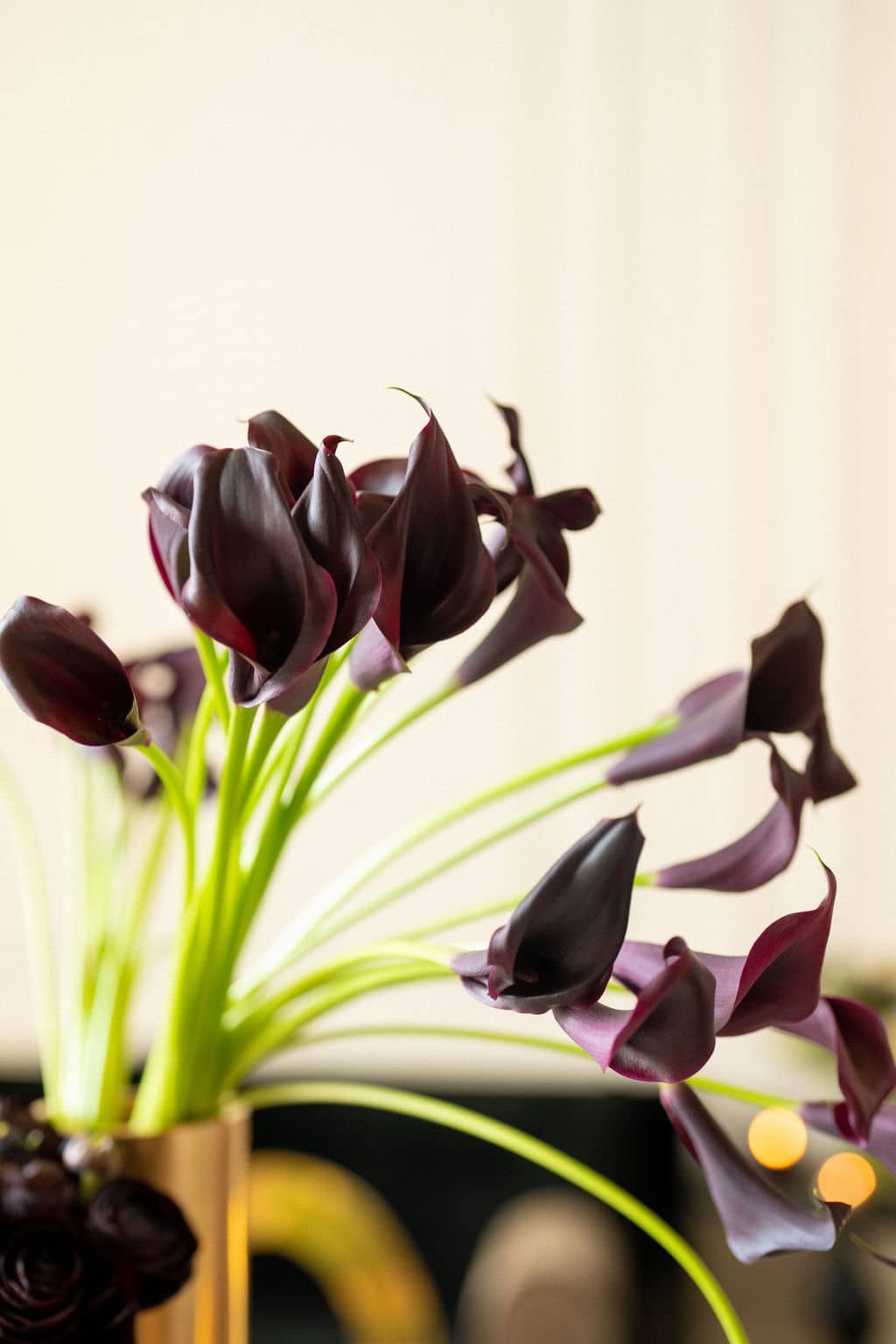 Wedding with anemones and callas